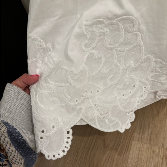 Ladies Size XL Zara White Tshirt With Embroidered Bottom - NWOT - Picture 2 of 4